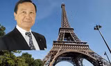 Ông Chuc Hoang và tháp Eiffel. Ảnh: SITE VIETNAM-REX