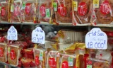 Bánh trung thu bán tháo để dọn hàng ở Sài Gòn