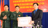 Bí thư T.Ư Đoàn Nguyễn Long Hải (phải) tặng quà cán bộ, chiến sĩ Đồn biên phòng Pa Tần