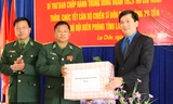 Bí thư T.Ư Đoàn Nguyễn Long Hải (phải) tặng quà cán bộ, chiến sĩ Đồn biên phòng Pa Tần