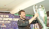 Van Nistelrooy cùng cúp Champions League tại TPHCM. ảnh: Phương Linh