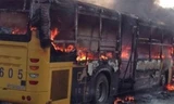 Chiếc xe bus bất ngờ bốc cháy khiến 1 người thiệt mạng, 19 người khác bị thương. (Ảnh: Shanghaidaily)