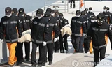 Cảnh sát đưa xác nạn nhân vụ đắm phà Sewol vào bờ hôm 20/4. Ảnh: Yonhap