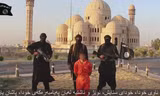 Tay súng người Kurd (quỳ) trong clip bị các tay súng IS chặt đầu. Ảnh: BBC