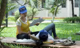 Ghế đá, bãi cỏ thành nơi nghỉ trưa của sĩ tử