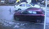 Cậu bé 3 tuổi thoát chết khi bị ôtô đâm thẳng vào người