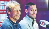 HLV Klinsmann “mở cửa” với sex khiến học trò Clint Dempsey (phải) mỉm cười thích thú. Ảnh: AP