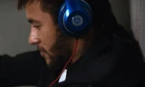  Đeo tai nghe Beats, Neymar đối mặt với án phạt