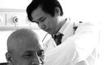 Giáo sư Bành Hiểu Xích thăm khám cho bệnh nhân