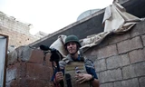 Nhà báo James Foley trên chiến trường. Ảnh: AFP. 
