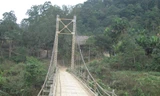 Hàng chục cầu treo ở khu vực miền tây Nghệ An đã xuống cấp. ảnh: Phan Sáng