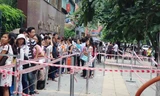 Xếp hàng đăng ký thi vào công chức ngành thuế Hà Nội. Ảnh: Minh Tuấn