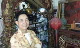 Ông Cường bên những món đồ cổ