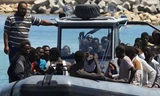 Dân di cư châu Phi được lực lượng bảo vệ bờ biển tìm thấy (Ảnh: AFP)