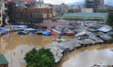 Lạng Sơn ngập nặng, người dân ngồi phao vào nhà