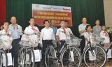 Bí thư Tỉnh ủy Nghệ An Hồ Đức Phớc (Thứ 4 từ trái sang) tại buổi lễ trao tặng xe đạp cho học sinh nghèo TP Vinh.