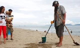 Brian James âm thầm dò rà thu gom nắp chai, vỏ lon trên bãi biển Cửa Đại 