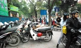 Cho trông xe trên đường, vỉa hè vẫn bị chiếm dụng