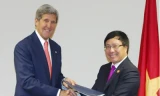  Phó thủ tướng, Bộ trưởng Ngoại giao Việt Nam Phạm Bình Minh (phải) và Ngoại trưởng Mỹ John Kerry ký tắt Hiệp định Cung cấp hạt nhân dân sự tại Brunei vào 10.10.2013 - Ảnh: Nhật Bắc (Thanh Niên)