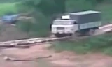 Kinh hãi cảnh xe tải hàng chục tấn 'bò' qua cầu treo