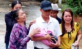 Cha của một trong ba trẻ bị nạn tại khoa sản Bệnh viện đa khoa Hướng Hóa, Quảng Trị - đau đớn đưa con về sau khi khám nghiệm tử thi.