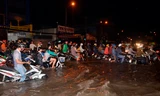 Đường phố TPHCM ngập lênh láng, dân trắng đêm tát nước