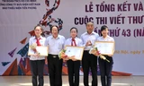 Tổng biên tập báo Thiếu niên Tiền Phong Vũ Quang Vinh (thứ hai trái sang) trao giải Nhì cuộc thi Viết thư Quốc tế UPU43 (2014)