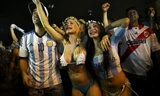 Vui phát cuồng, CĐV nữ Argentina trút xiêm y mừng vé chung kết