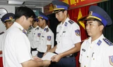 Thiếu tướng Nguyễn Quang Đạm, Tư lệnh CSB trao quyết định thăng quân hàm sỹ quan cho các cán bộ chiến sĩ tàu CSB 8001.