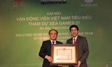Đại diện VOC, Ông Vương Bích Thắng, trao kỷ niệm chương cho TS Nguyễn Thắng - TGĐ Herbalife Việt Nam - Campuchia tại sự kiện chào đón VĐV SEA Games 27 thành công trở về