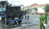 Xe tải đột nhiên bốc cháy khi tài xế dừng xe để ăn sáng 