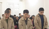 Các bị cáo đứng nghe tuyên án