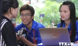 Các tình nguyện viên tư vấn tìm kiếm nhà trọ giá rẻ, nhà trọ miễn phí cho các thí sinh tại điểm thi trường Đại học Ngoại thương. (Ảnh: Dương Giang/ TTXVN) 