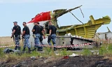 Các điều tra viên tại hiện trường MH17 rơi. Ảnh: Getty Images