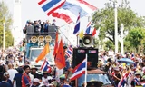  Người biểu tình chống chính phủ Thái Lan tụ tập tại trung tâm Bangkok, chuẩn bị “đóng cửa” thủ đô. Ảnh: Xinhua