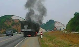 Xe tải bốc cháy trên cao tốc Nội Bài - Lào Cai
