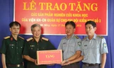 Thiếu tướng Hoàng Bằng (thứ 2 từ trái qua), Chính ủy Viện Khoa học và Công nghệ Quân sự trao tặng khẩu phần ăn dạng tuýp cho chi đội kiểm ngư