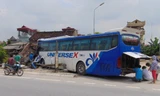 Một phần ngôi nhà đổ sập sau cú tông của xe khách.