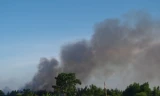 Thời tiết nắng nóng nên đám cháy lan rất nhanh, cột khói bốc lên ngùn ngụt