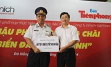 Đại tá Thái Minh Dũng thay mặt CBCS tàu CSB 8003 đón nhận món quà máy tập thể thao đa năng từ đại diện lãnh đạo báo Tiền Phong