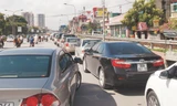 Xe xếp hàng dài trên đường chờ được đăng kiểm tại TTĐK Giải Phóng sáng 14/7. Ảnh: T.Đảng 