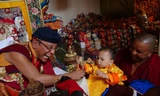 Đức Pháp Vương Gyalwang Drukpa thực hiện nghi thức ân chứng cho một bậc hóa thân (Tulku), 2012