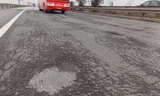 Lún nứt, ổ gà đang xảy ra diện rộng trên cao tốc Pháp Vân - Cầu Giẽ. Ảnh: Trọng Đảng