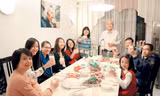 Gia đình chị Hương Hương ở Ba Lan sum vầy dịp Tết. Trong ảnh, chị Hương Hương và chồng (đứng) cùng hai cô con gái, ngồi cạnh mẹ. Ảnh do nhân vật cung cấp