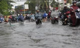 Đường phố Sài Gòn lại ngập sau mưa lớn