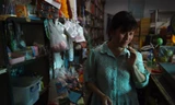 Nguyen Thi Hang tại tiệm tạp hóa mà cô làm việc sau khi lấy chồng ở thị trấn Linqi, tỉnh Hà Nam, Trung Quốc. Ảnh: AFP