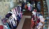 Hai nữ quái 'đóng kịch' trộm tiền trong shop thời trang