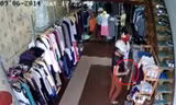 Hai nữ quái 'đóng kịch' trộm tiền trong shop thời trang