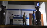 Cơ quan chức năng khám xét trụ sở của VN Pharma. Ảnh: L.N