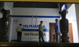 Cơ quan chức năng khám xét trụ sở của VN Pharma. Ảnh: L.N